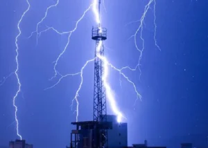 Read more about the article تفاوت بین صاعقه گیر و برقگیر