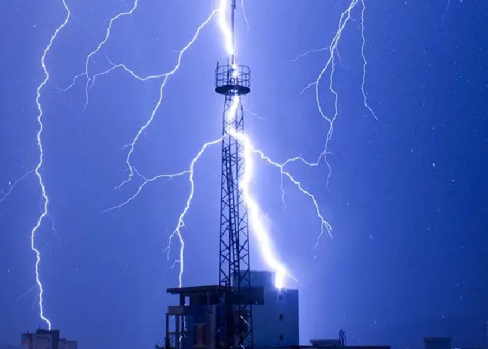 Read more about the article تفاوت بین صاعقه گیر و برقگیر