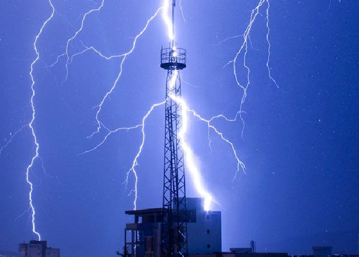 Read more about the article صاعقه گیر صنعتی